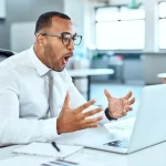 entrepreneur crise bureau ordinateur